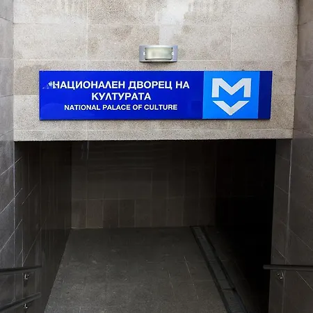 Gurguliat Center Apt Ndk Metro Station *